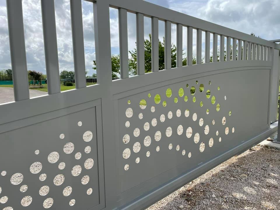 Portail avec options digicode et visiophone radio installé par TRIHOME Menuiseries à La Chapelle Saint Sauveur