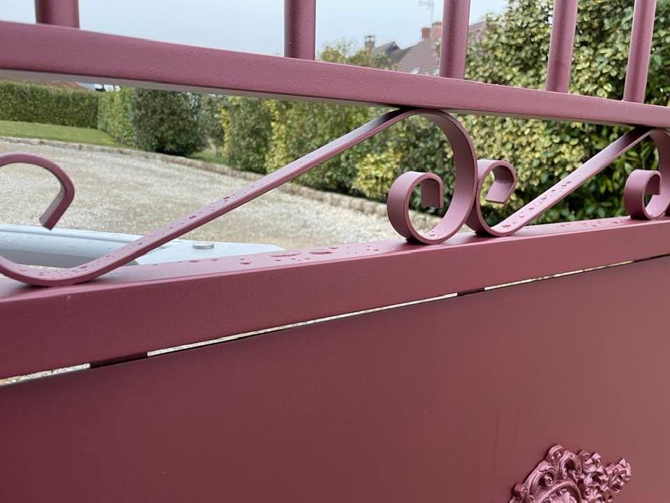 Portail avec motorisation DEA Geko installé par TRIHOME Menuiseries à Condé