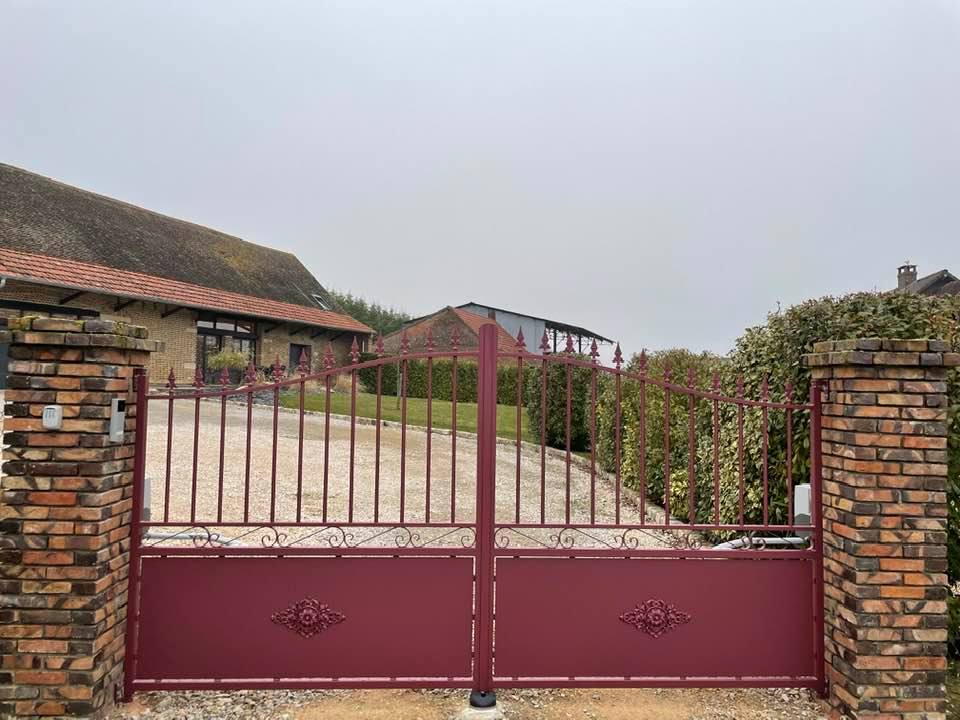 Portail soudé forgé teinte spéciale rouge installé à Condé par TRIHOME Menuiseries, en Bresse bourguignonne