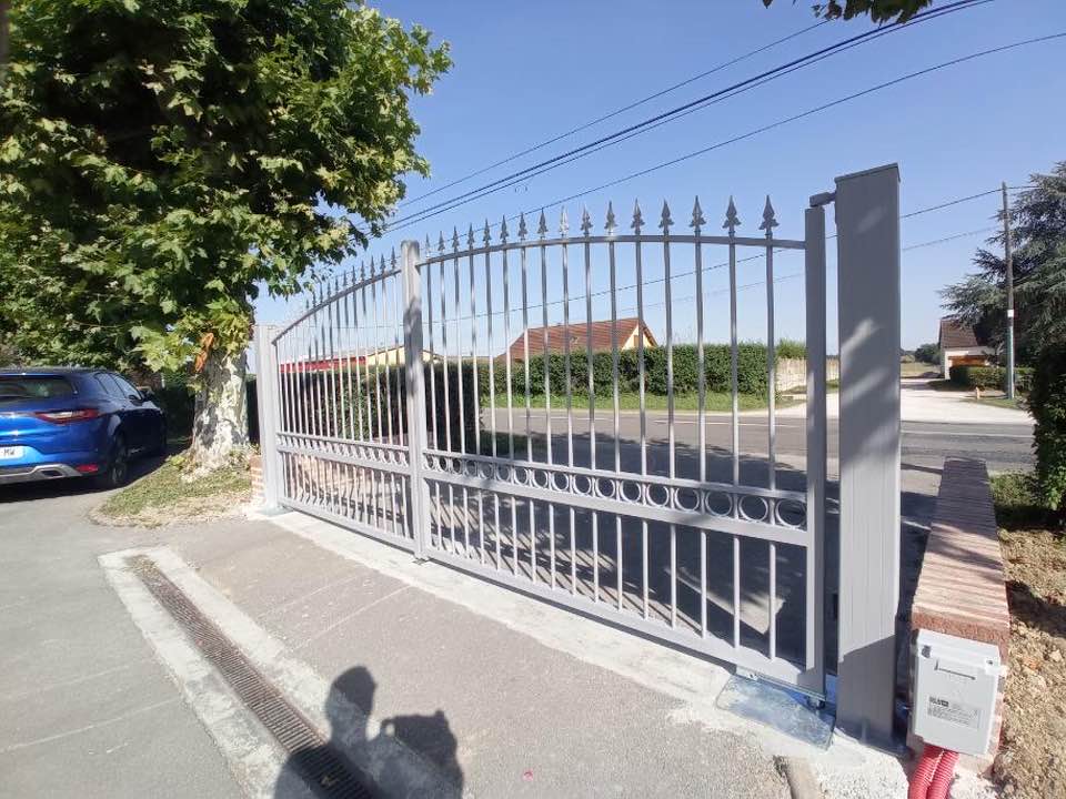 Portail aluminium avec style fer forge installé par TRIHOME Menuiseries à Montpont en Bresse