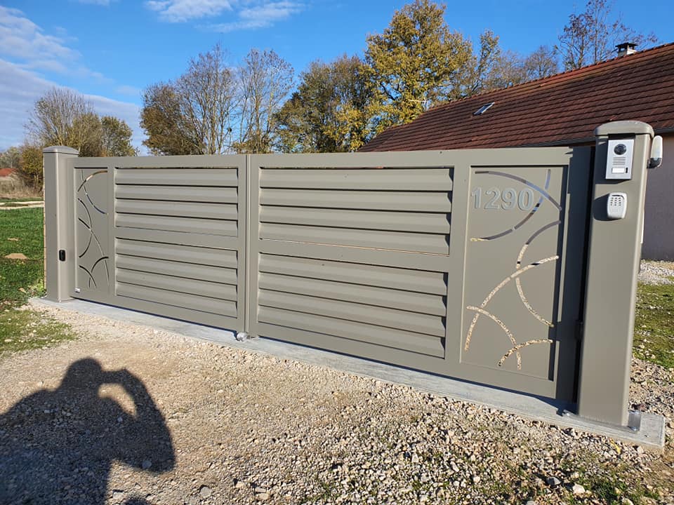 Portail avec motifs et teinte sur mesure installé par TRIHOME Menuiseries au Tartre en Bresse Louhannaise