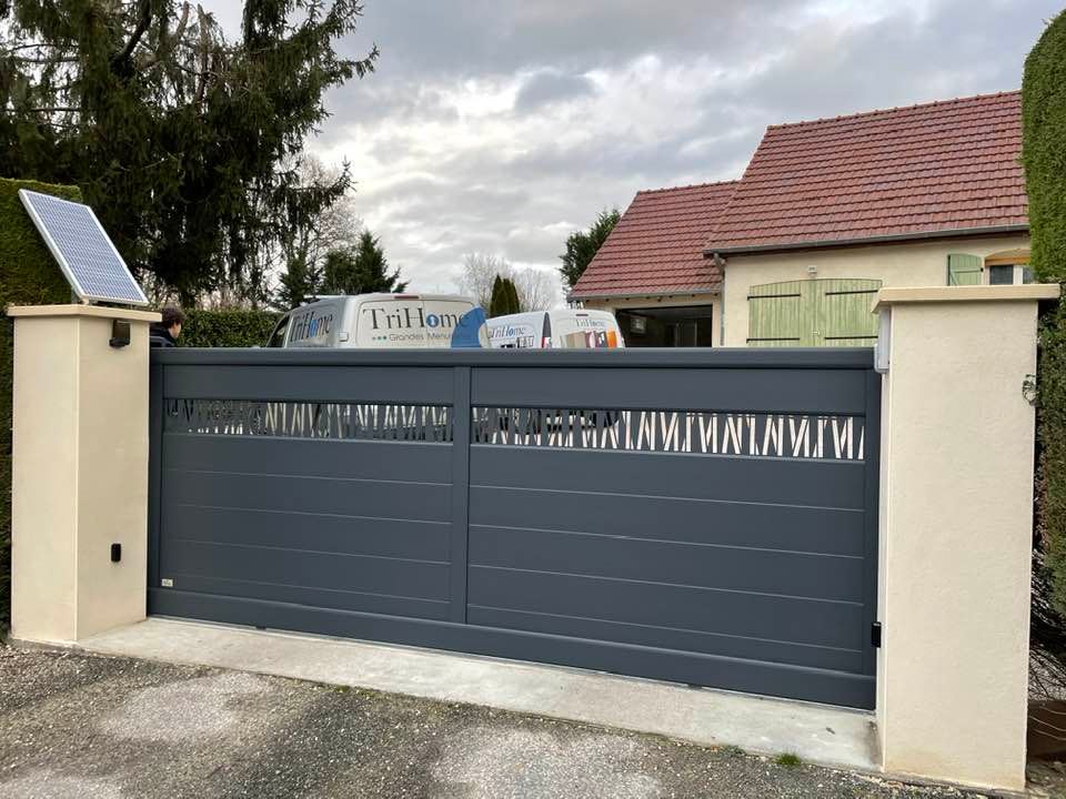 Portail sur mesure Atractiv Art & Portails installé à Vincelles par TRIHOME Menuiseries, en Bresse bourguignonne