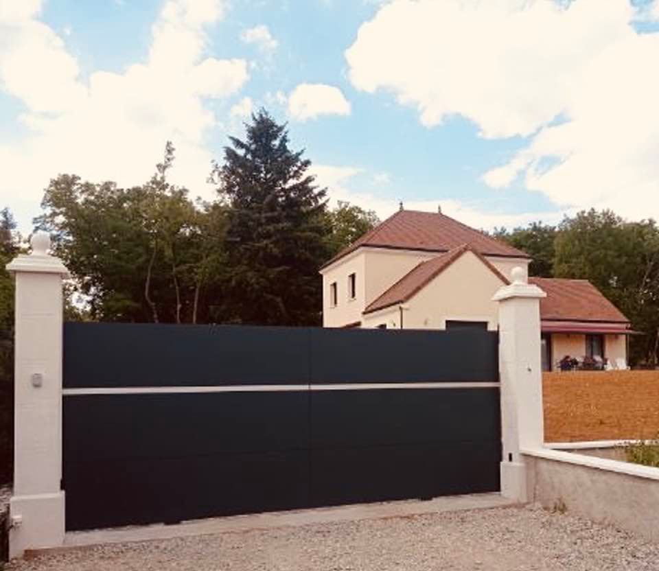 Portail sur mesure Select installé à Chagny par TRIHOME Menuiseries, en Bresse bourguignonne