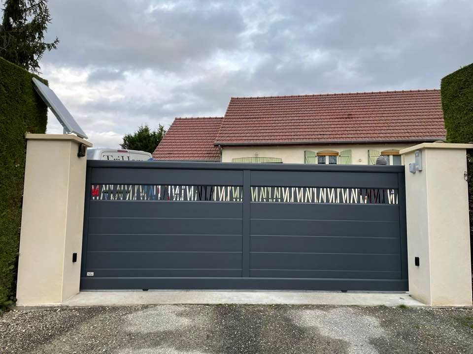 Portail motorisation DEA Livi installé par TRIHOME Menuiseries à Vincelles en Bresse Louhannaise