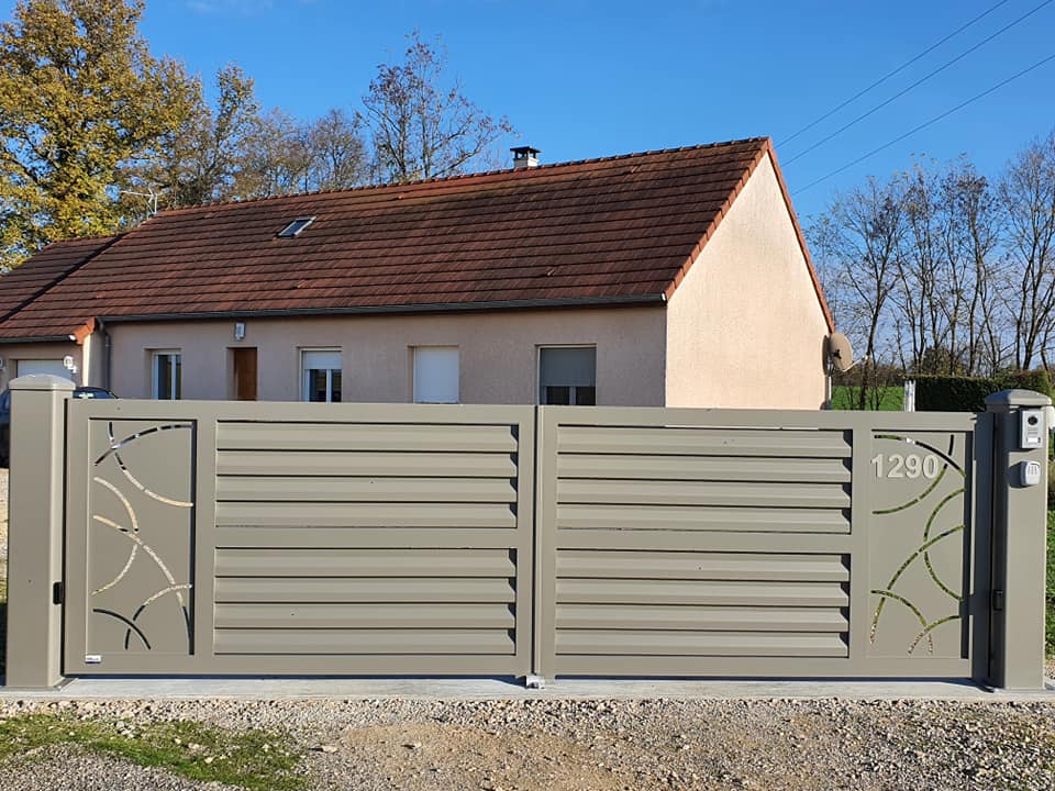 Portail sur mesure au style unique installé au Tartre par TRIHOME Menuiseries, en Bresse bourguignonne