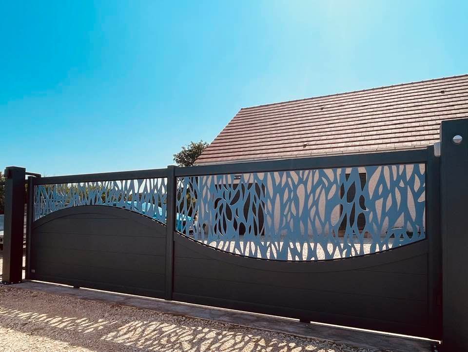 Portail fabrication Art et Portails installé par TRIHOME Menuiseries à Bruailles en Bresse Louhannaise