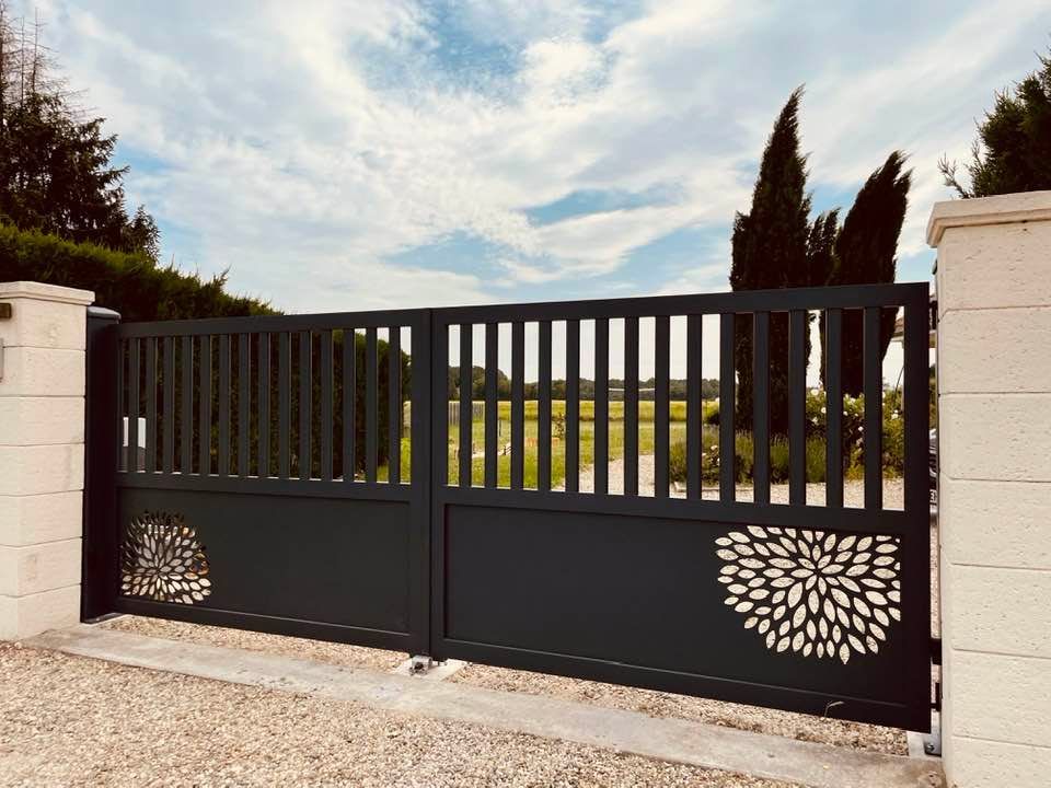 Portail sur mesure avec motif végétal à Sornay par TRIHOME Menuiseries, en Bresse bourguignonne