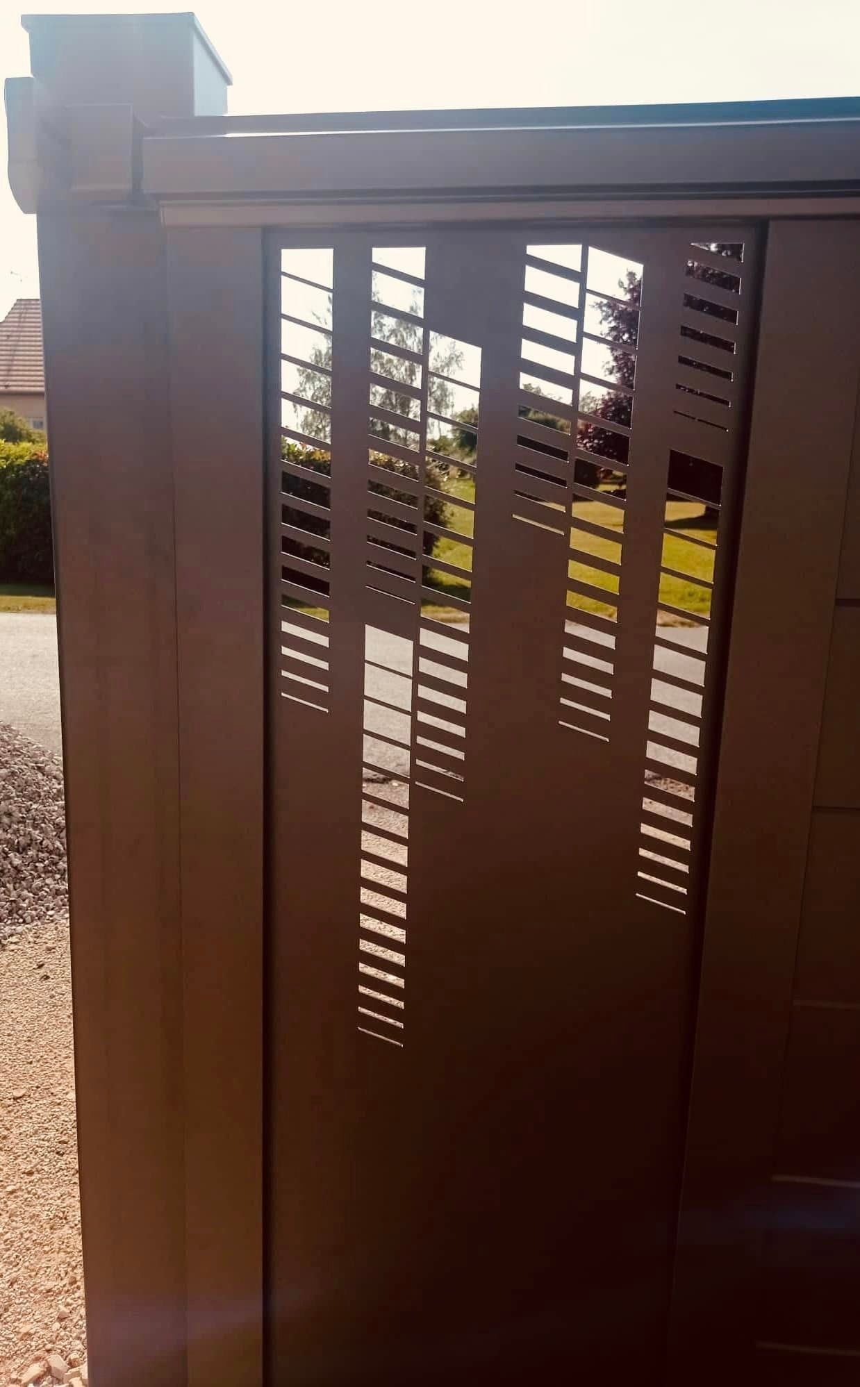 Portail coulissant sur mesure installé à Sornay par TRIHOME Menuiseries, en Bresse bourguignonne