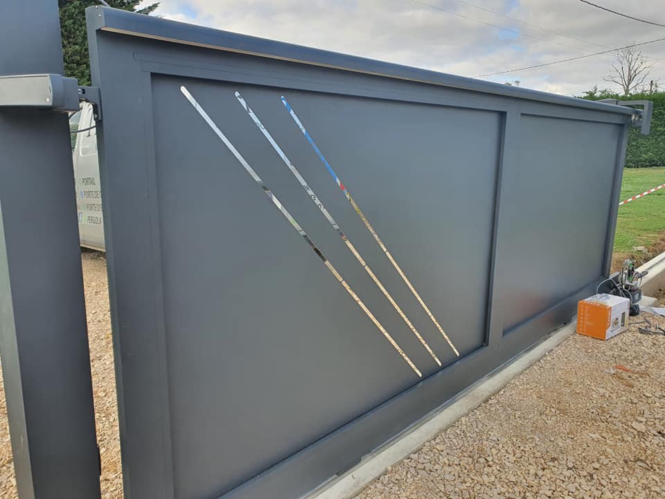 Portail gamme city de bredok pro installé à Serley par TRIHOME Menuiseries, en Bresse bourguignonne