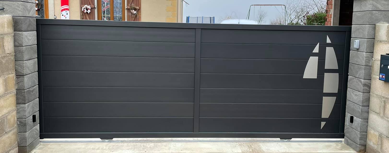 Portail sur mesure finition alu brossé installé à Varenne sur le Doubs par TRIHOME Menuiseries, en Bresse bourguignonne