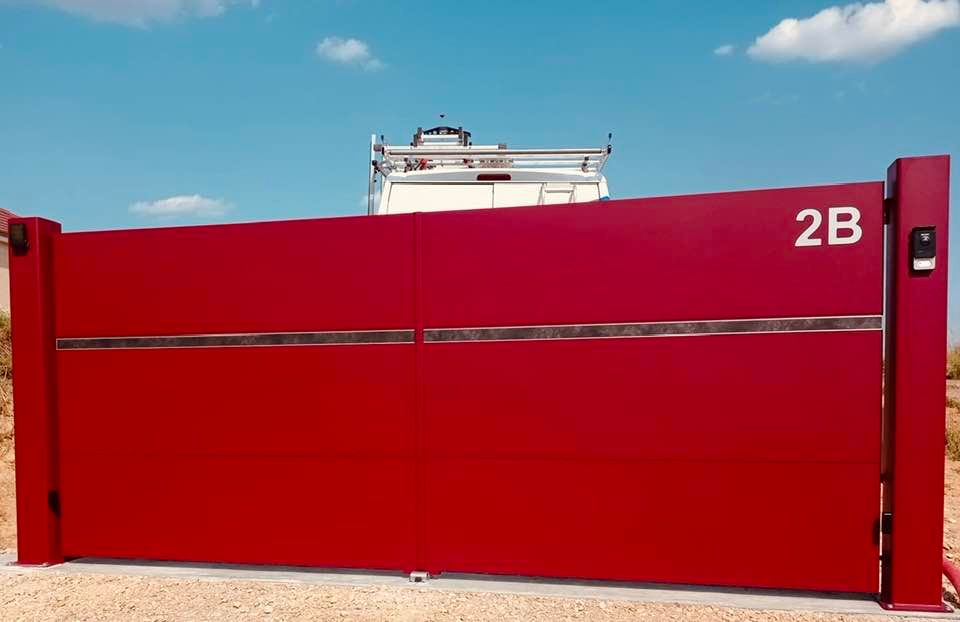 Portail sur mesure modèle Select installé à Thurey par TRIHOME Menuiseries, en Bresse bourguignonne