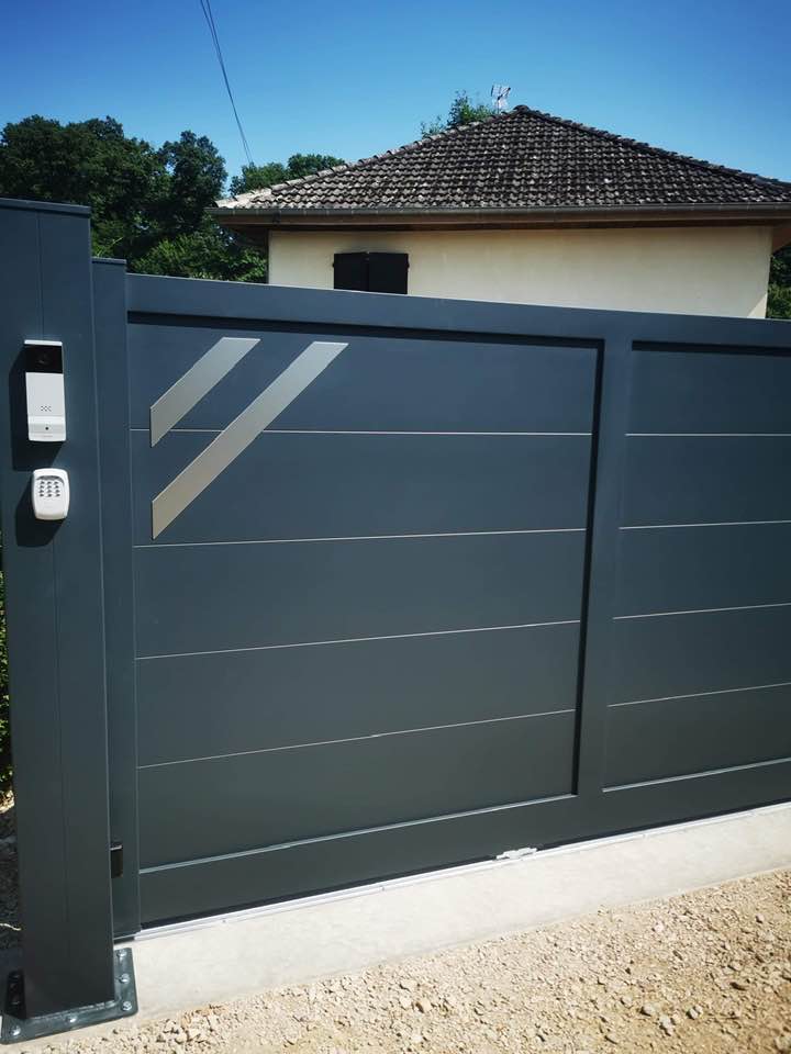 Portail avec visiophone radio connecté au smartphone installé par TRIHOME Menuiseries à Dole