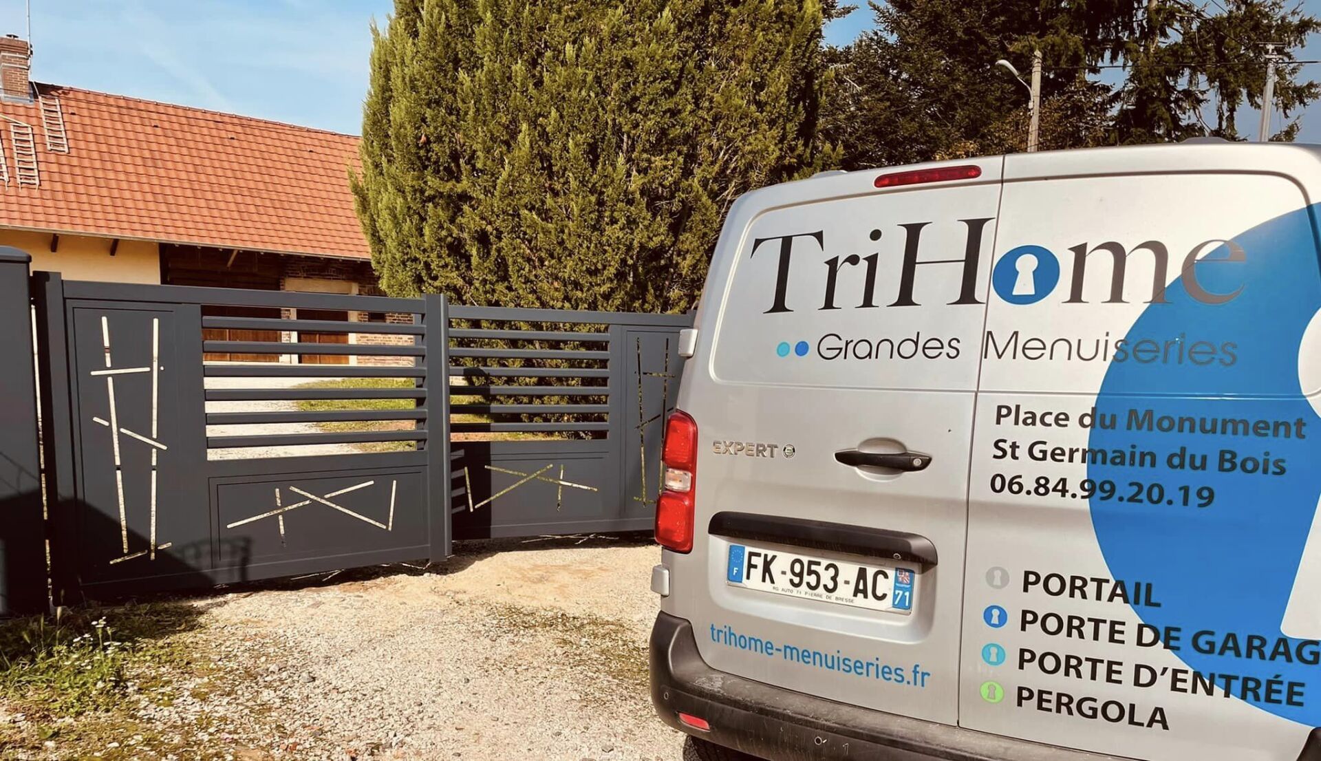 Portail gamme tera de Bredok Pro installé à Louhans par TRIHOME Menuiseries, en Bresse bourguignonne
