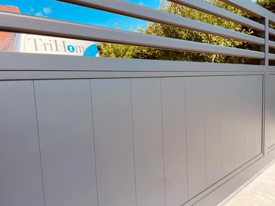 Portail coulissant sur rail motorisé installé par TRIHOME Menuiseries à Terrans en Bresse Louhannaise