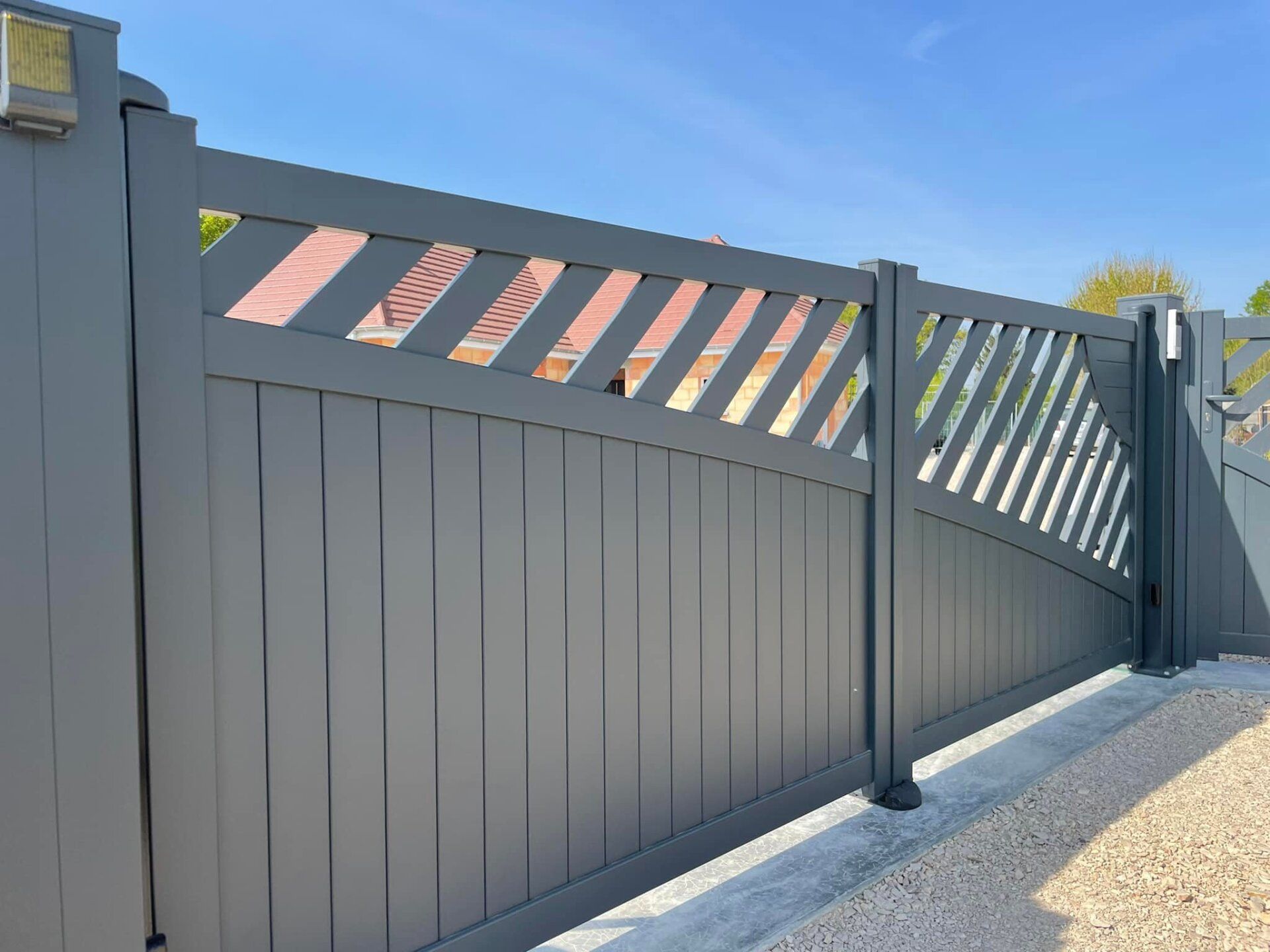 Portail avec option visiophone radio installé par TRIHOME Menuiseries à Saint-germain-du-Bois