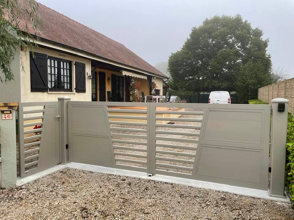 Portail avec motorisation DEA Geko par TRIHOME Menuiseries à Villevieux en Bresse Louhannaise
