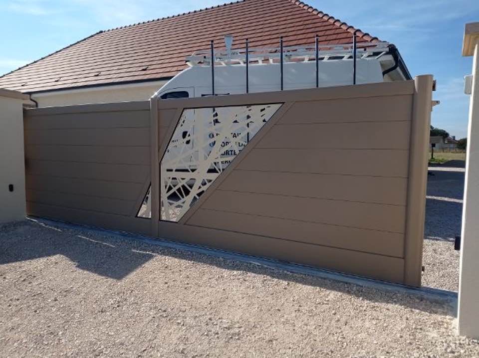 Portail teinte originale et harmonieuse installé à Bey par TRIHOME Menuiseries, en Bresse bourguignonne