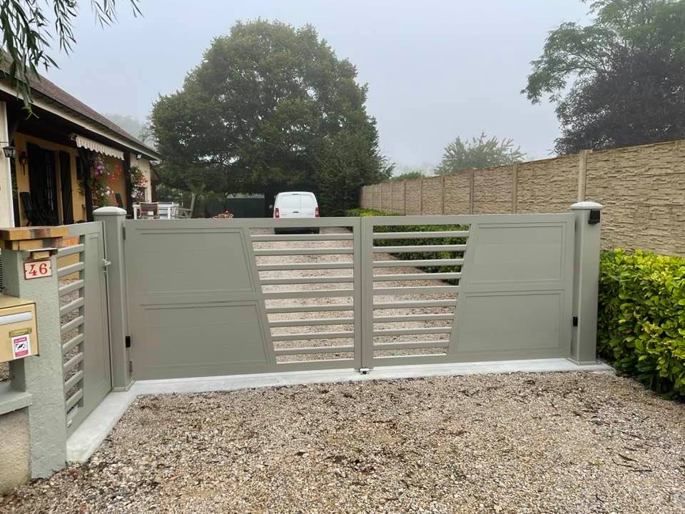 Portail teinte gris sablé sur mesure installé à Villevieux par TRIHOME Menuiseries, en Bresse bourguignonne