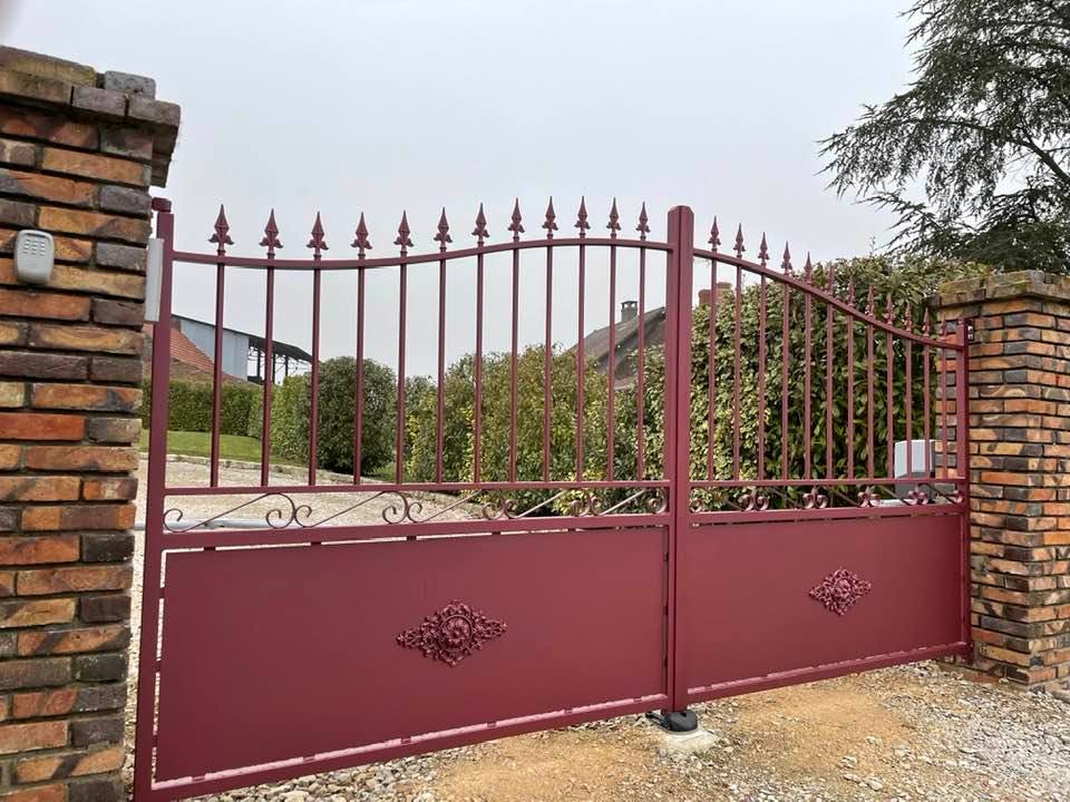 Portail totalement sur mesure installé par TRIHOME Menuiseries à Condé en Bresse Louhannaise