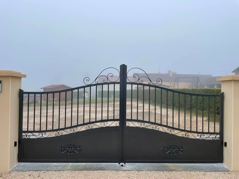 portail traditionnel finition martelée installé à Saint-Usuge par TRIHOME Menuiseries, en Bresse bourguignonne