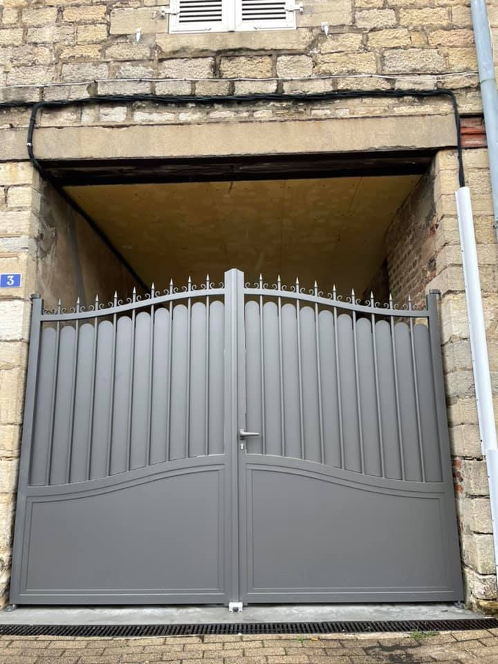 Portail version manuelle deux battants installé par TRIHOME Menuiseries à Pierre de Bresse en Bresse Louhannaise