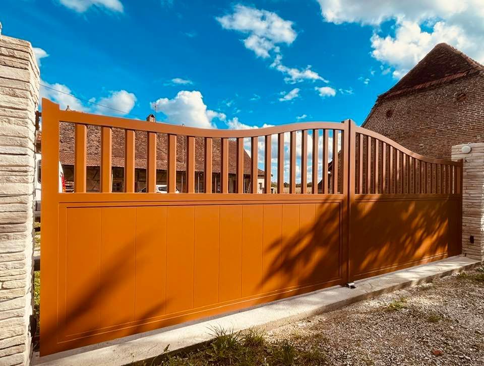 Portail ton uni RAL 8003 installé par TRIHOME Menuiseries à Saint-Germain-du-Bois