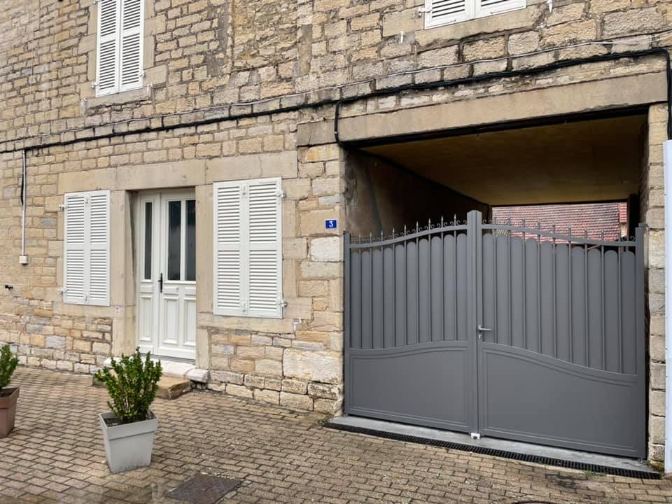 Portail traditionnel, largeur et hauteur sur mesure installé à Pierre de Bresse en Bresse par TRIHOME Menuiseries, en Bresse bourguignonne