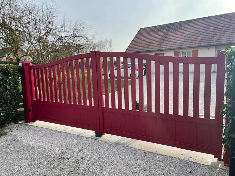 Portail traditionnel rouge sable installe à Damerey par TRIHOME Menuiseries, en Bresse bourguignonne