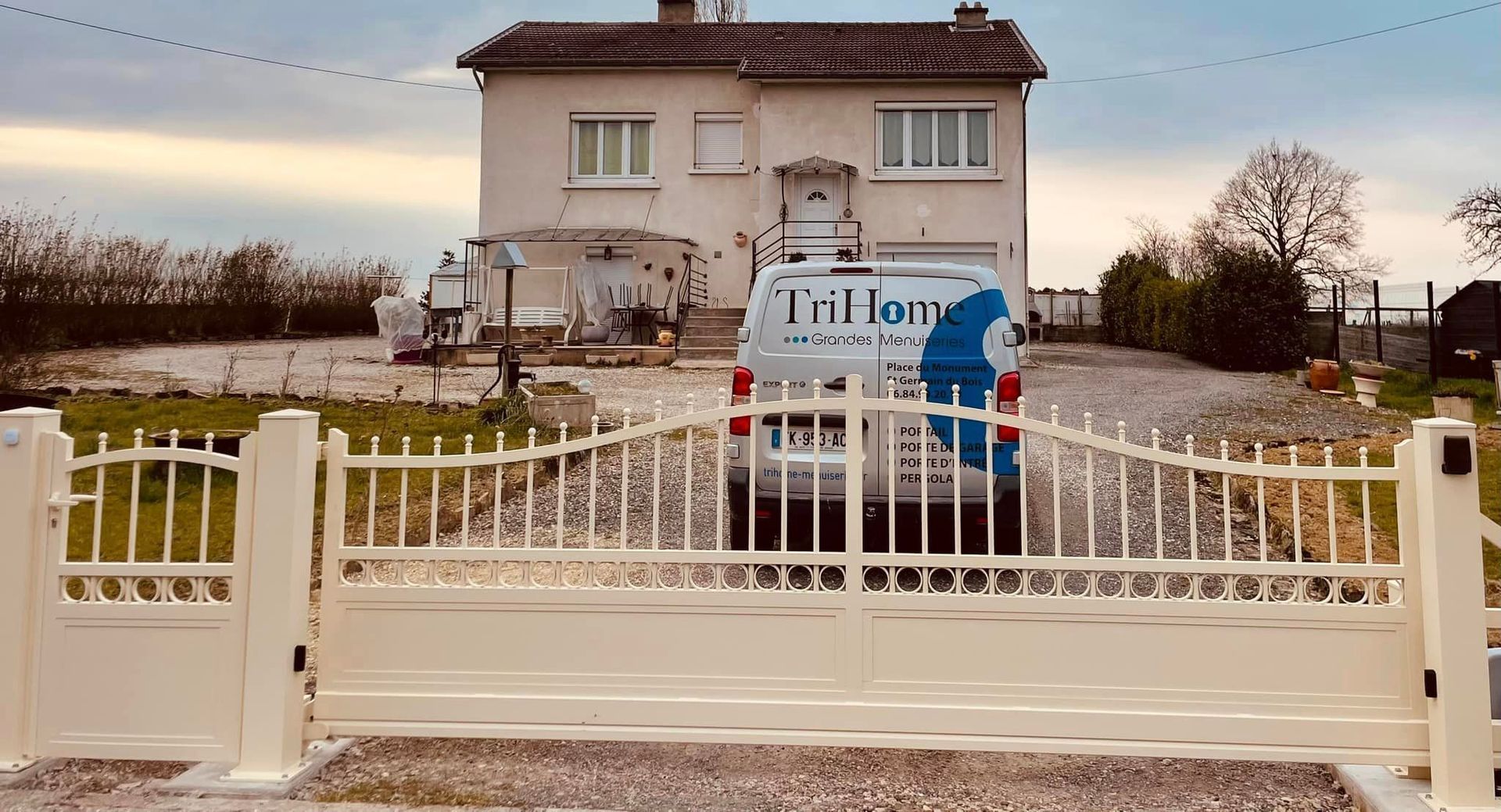 Portail gamme Classalu by Bredok installé par TRIHOME Menuiseries à Saint-Marcel en Bresse Louhannaise
