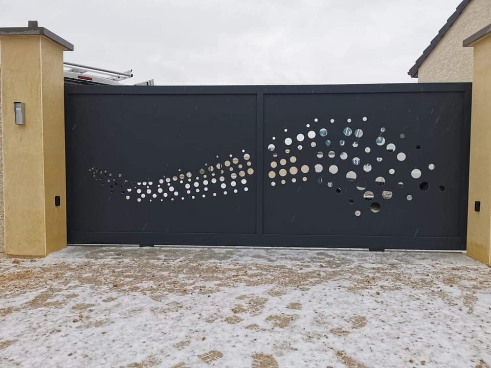 Portail unique motif découpé au laser installé par TRIHOME Menuiseries à Gigny en Bresse Louhannaise