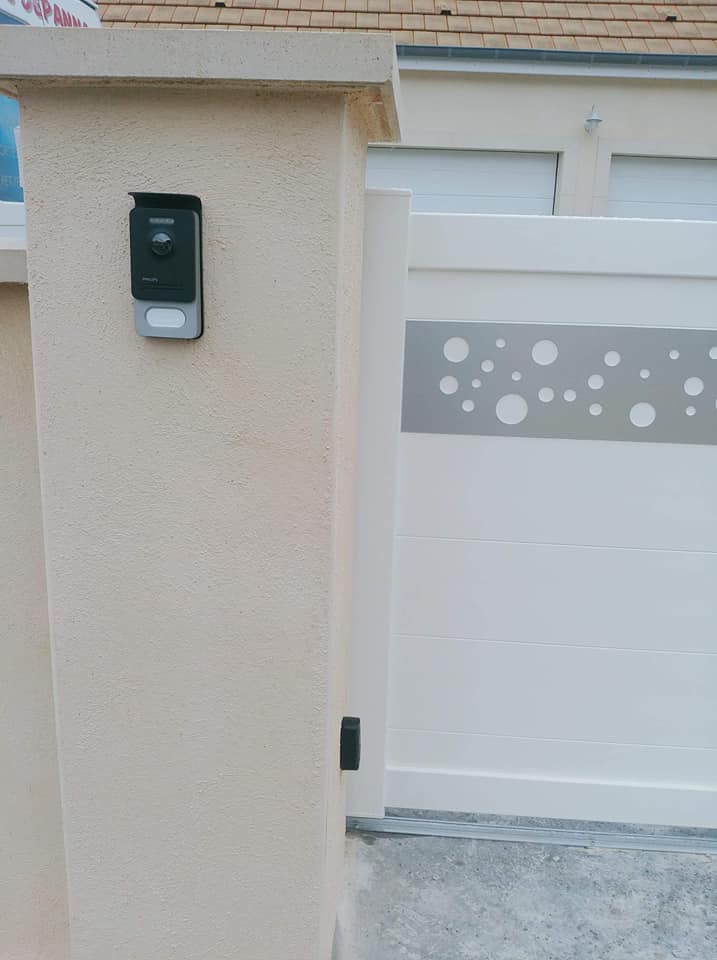 Portail avec visiophone connecté et badges contrôle d’accès installé par TRIHOME Menuiseries à Bey