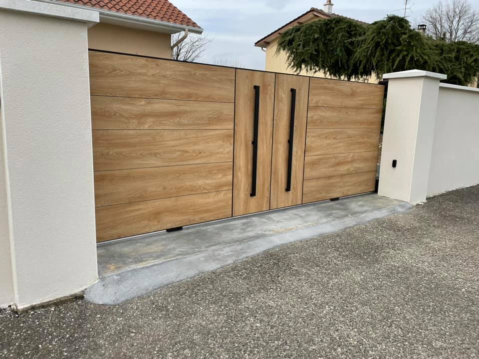 Portail woodstock bois et aluminium installé à Louhans par TRIHOME Menuiseries, en Bresse bourguignonne