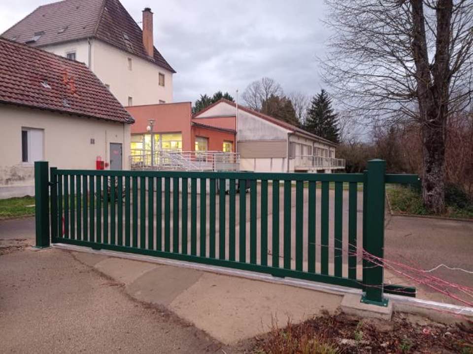 Portails coulissants sur mesure installés à Charrette-Varennes par TRIHOME Menuiseries, en Bresse bourguignonne