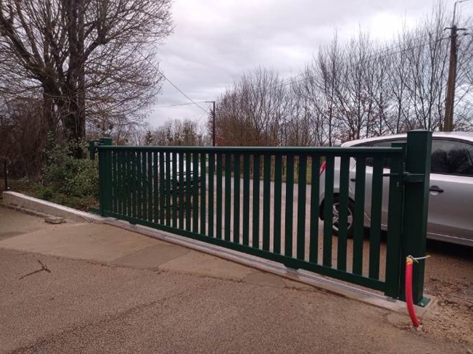 Portails avec pose sur poteaux aluminium installés par TRIHOME Menuiseries à Charrette-Varennes