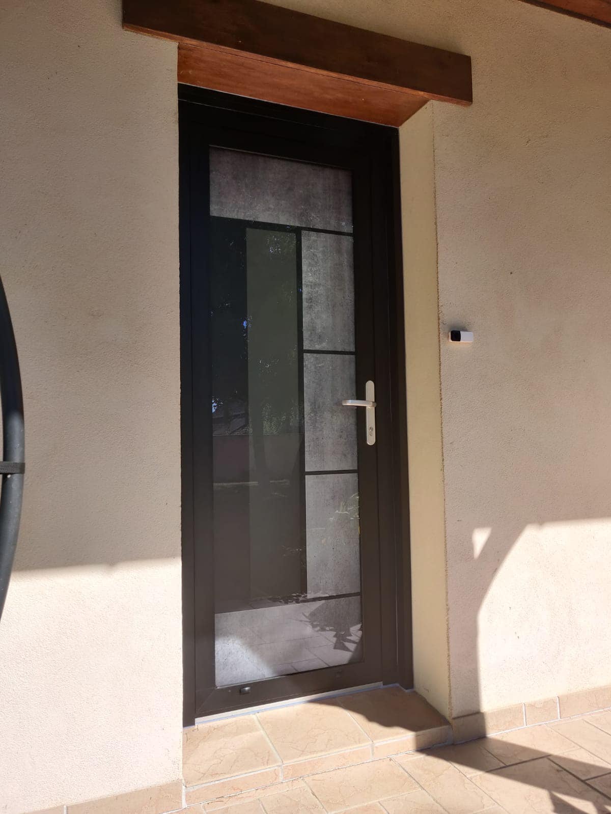 Porte d’entrée design sur mesure installée par TRIHOME Menuiseries à Gergy en Bresse Louhannaise