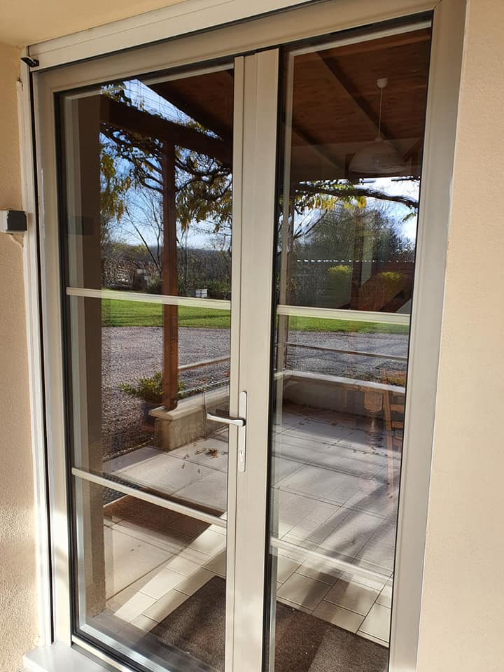 Belle porte aluminium à rupture de pont thermique installée à Frontenard par TRIHOME Menuiseries, en Bresse bourguignonne