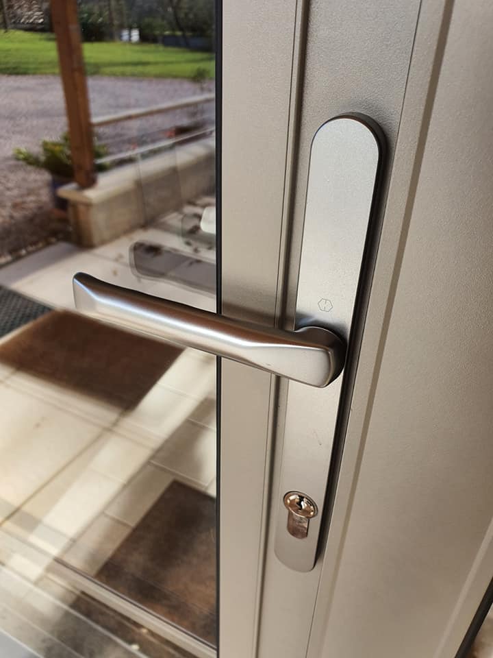 Belle porte aluminium bicoloration sur mesure installée par TRIHOME Menuiseries à Frontenard