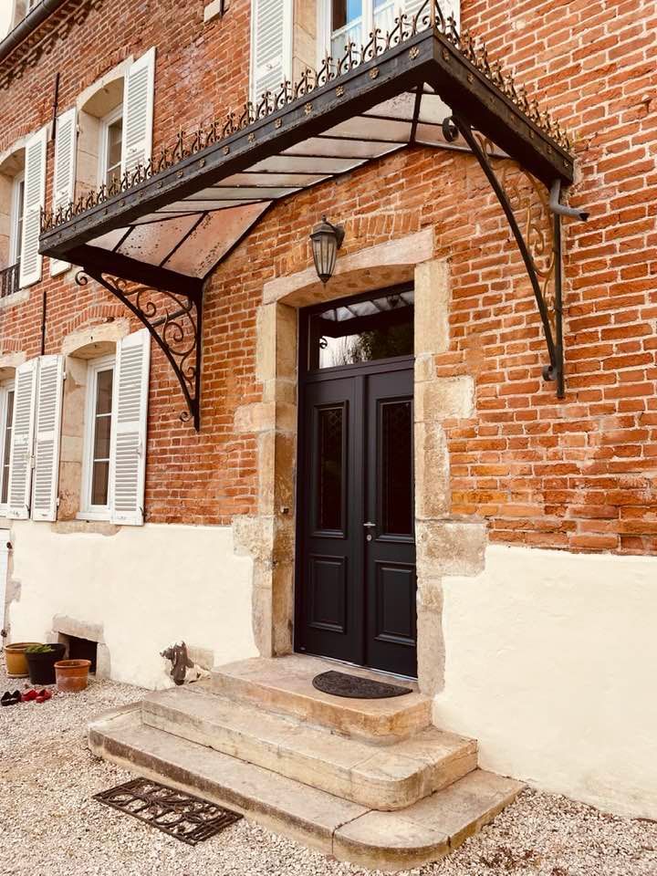 Porte avec vitrage avec motif sur mesure serigraphié installé par TRIHOME Menuiseries à Clux-Villeneuve en Bresse Louhannaise