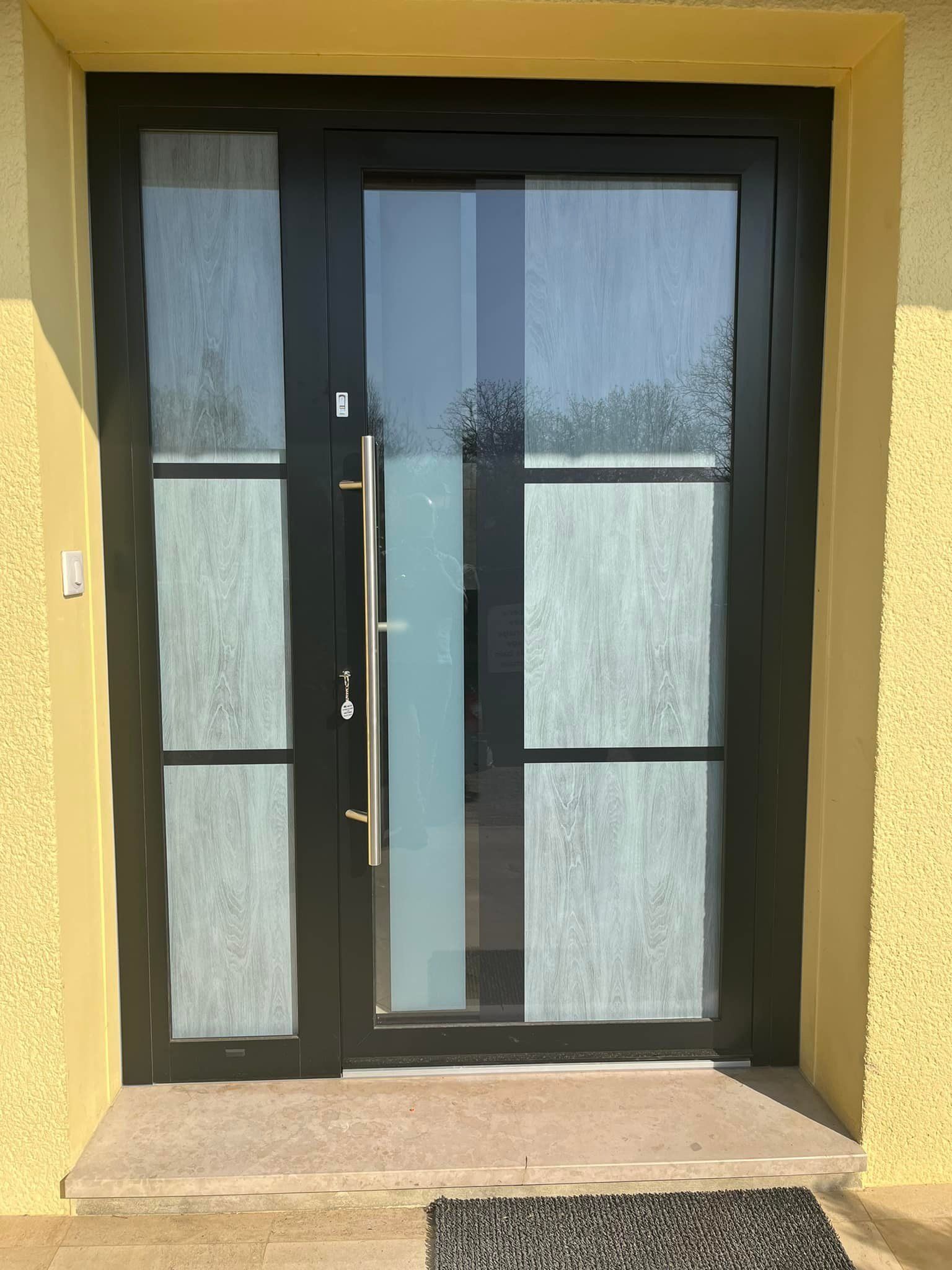 porte aluminium sur mesure à haute performance d’isolation installée à Pierre-de-Bresse par TRIHOME Menuiseries, en Bresse bourguignonne