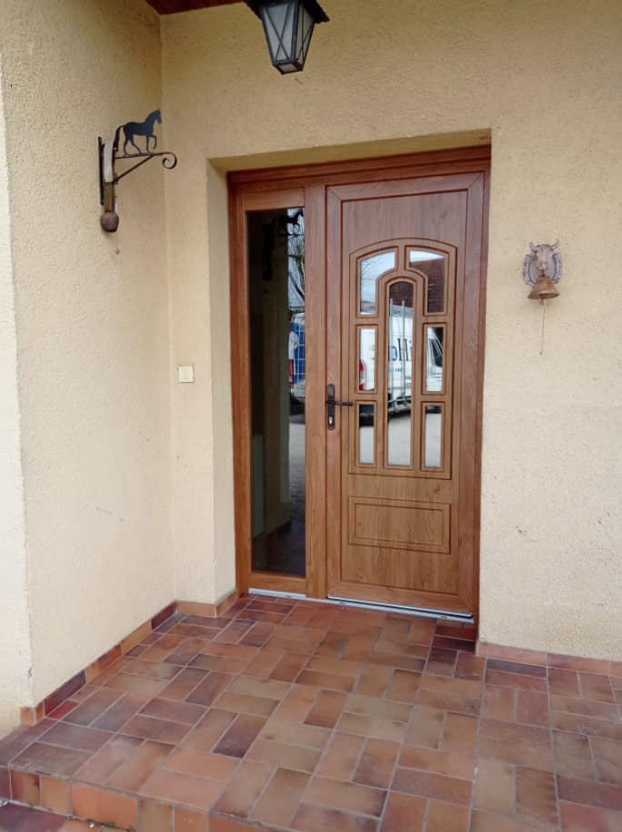 Porte d’entrée modèle à rupture de pont thermique installée à Torpes par TRIHOME Menuiseries, en Bresse bourguignonne