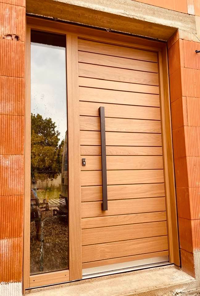 Porte d’entrée au style contemporain installée par TRIHOME Menuiseries à Pierre-de-Bresse en Bresse Louhannaise