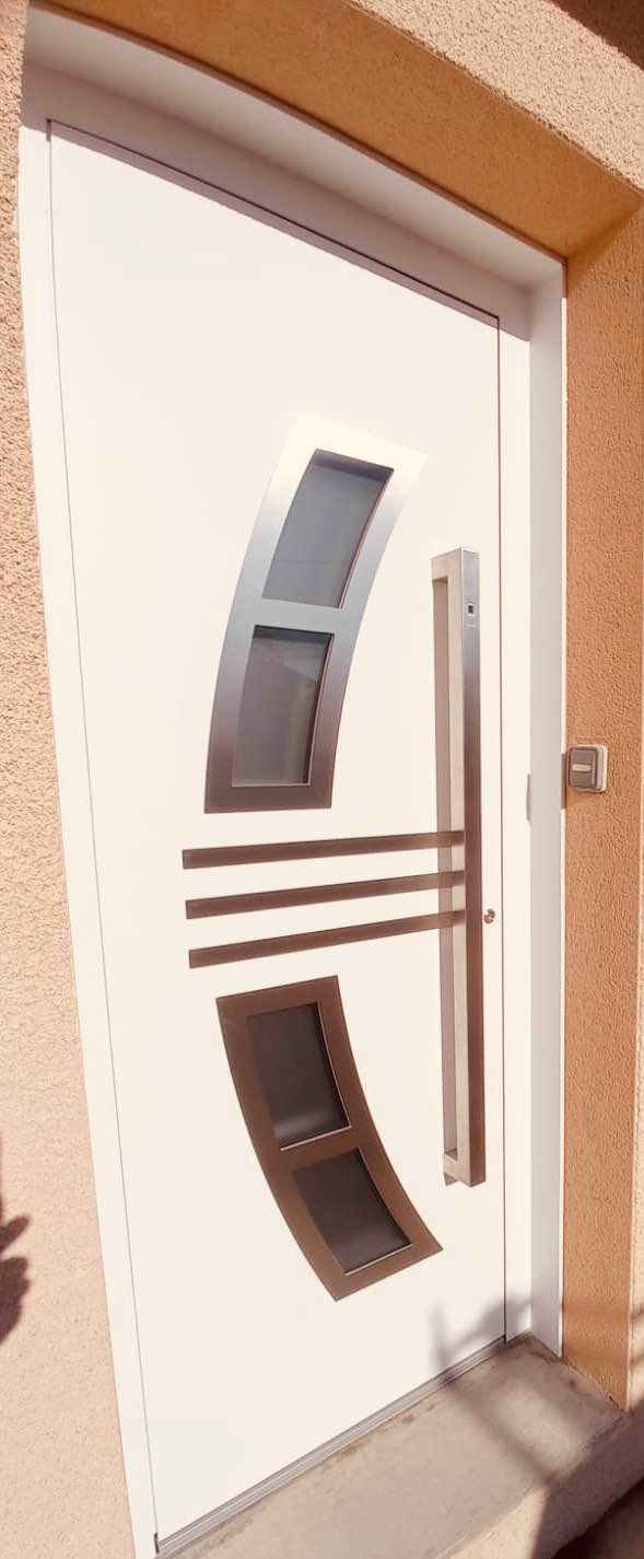 Porte d’entrée avec décor en alu brossé sur mesure installée par TRIHOME Menuiseries à Louhans en Bresse Louhannaise