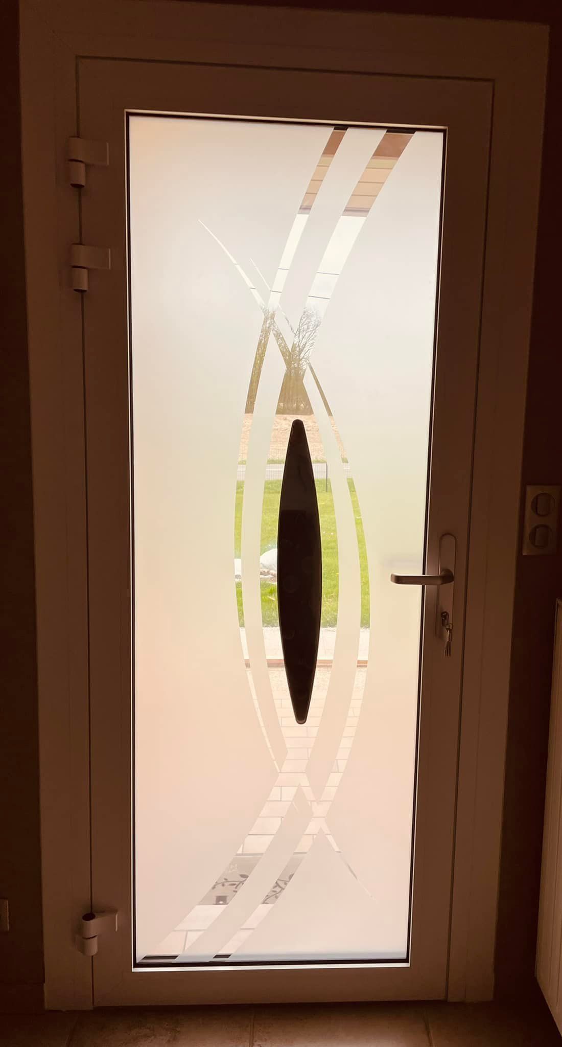 Porte d’entrée avec dormant à rupture de pont thermique installée à La Chaux par TRIHOME Menuiseries, en Bresse bourguignonne