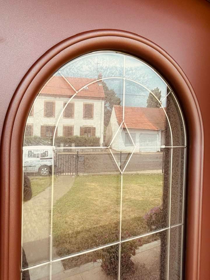 Porte d’entrée aux vitrages avec inserts et effets dépolis variés installée par TRIHOME Menuiseries à Saint-Germain-du-Bois