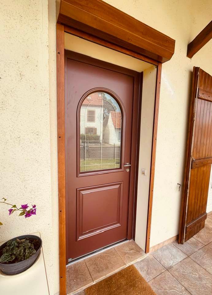 Belle porte d’entrée traditionnelle tout alu installée à Saint-Germain-du-Bois par TRIHOME Menuiseries, en Bresse bourguignonne