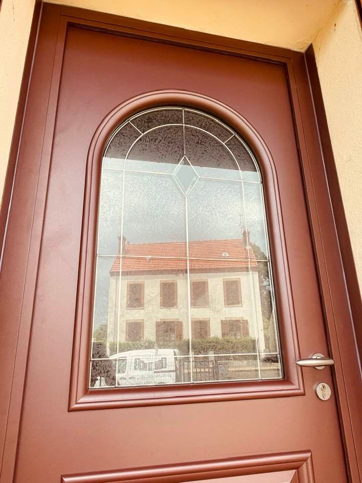 Porte d’entrée avec teinte sur mesure bronze sablée installée par TRIHOME Menuiseries à Saint-Germain-du-Bois en Bresse Louhannaise