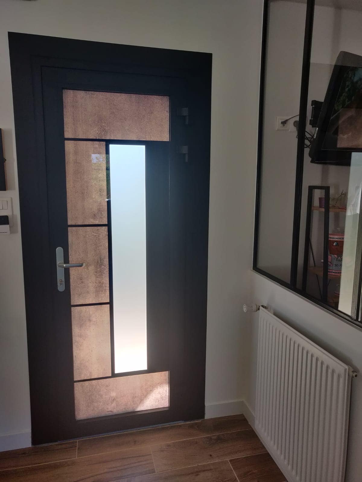 Porte d’entrée sécurisée et esthétique installée par TRIHOME Menuiseries à Gergy