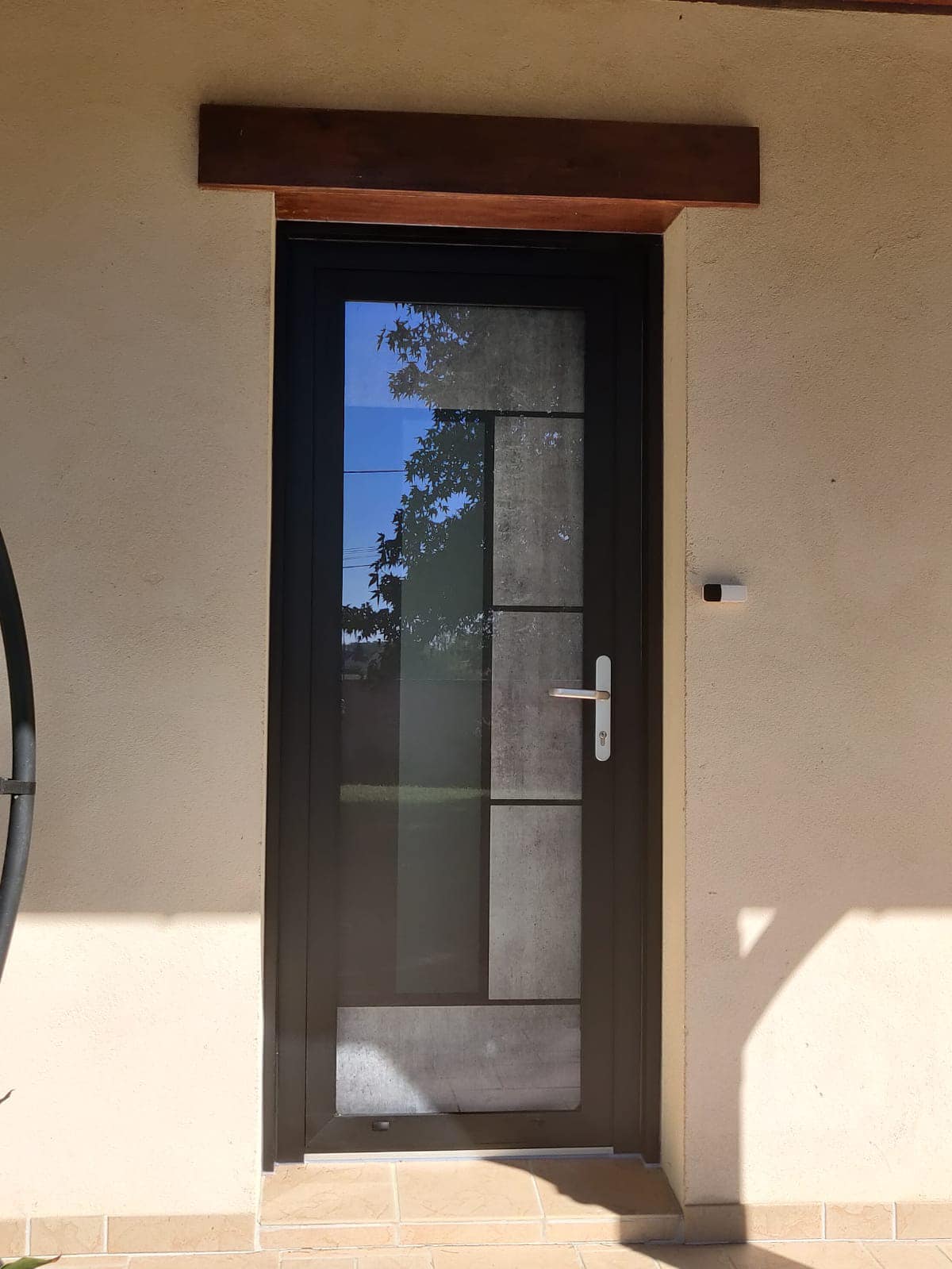 Porte d’entrée en aluminium, isolante et lumineuse installée à Gergy par TRIHOME Menuiseries, en Bresse bourguignonne