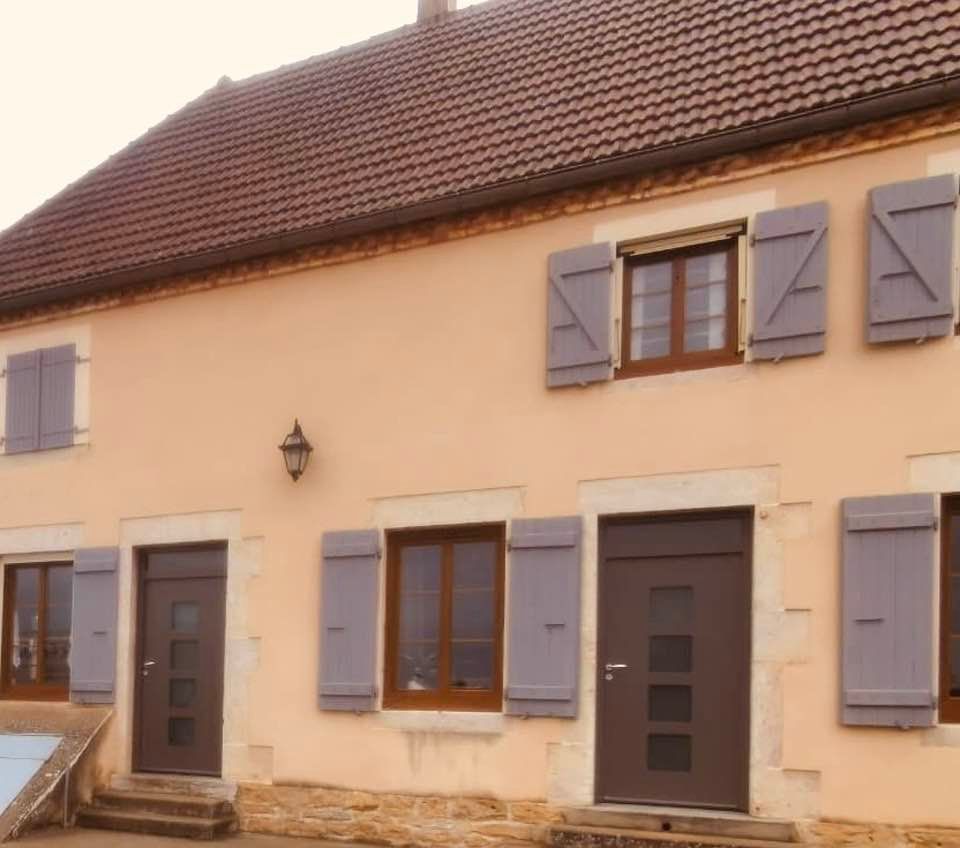 Porte d’entrée en association avec la bâtisse traditionnelle en pierre installé par TRIHOME Menuiseries à Rye