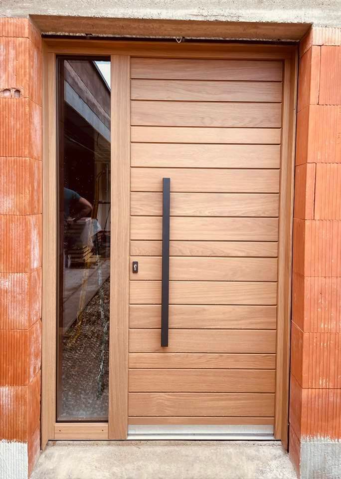 Porte d’entrée en chêne massif installée à Pierre-de-Bresse par TRIHOME Menuiseries, en Bresse bourguignonne